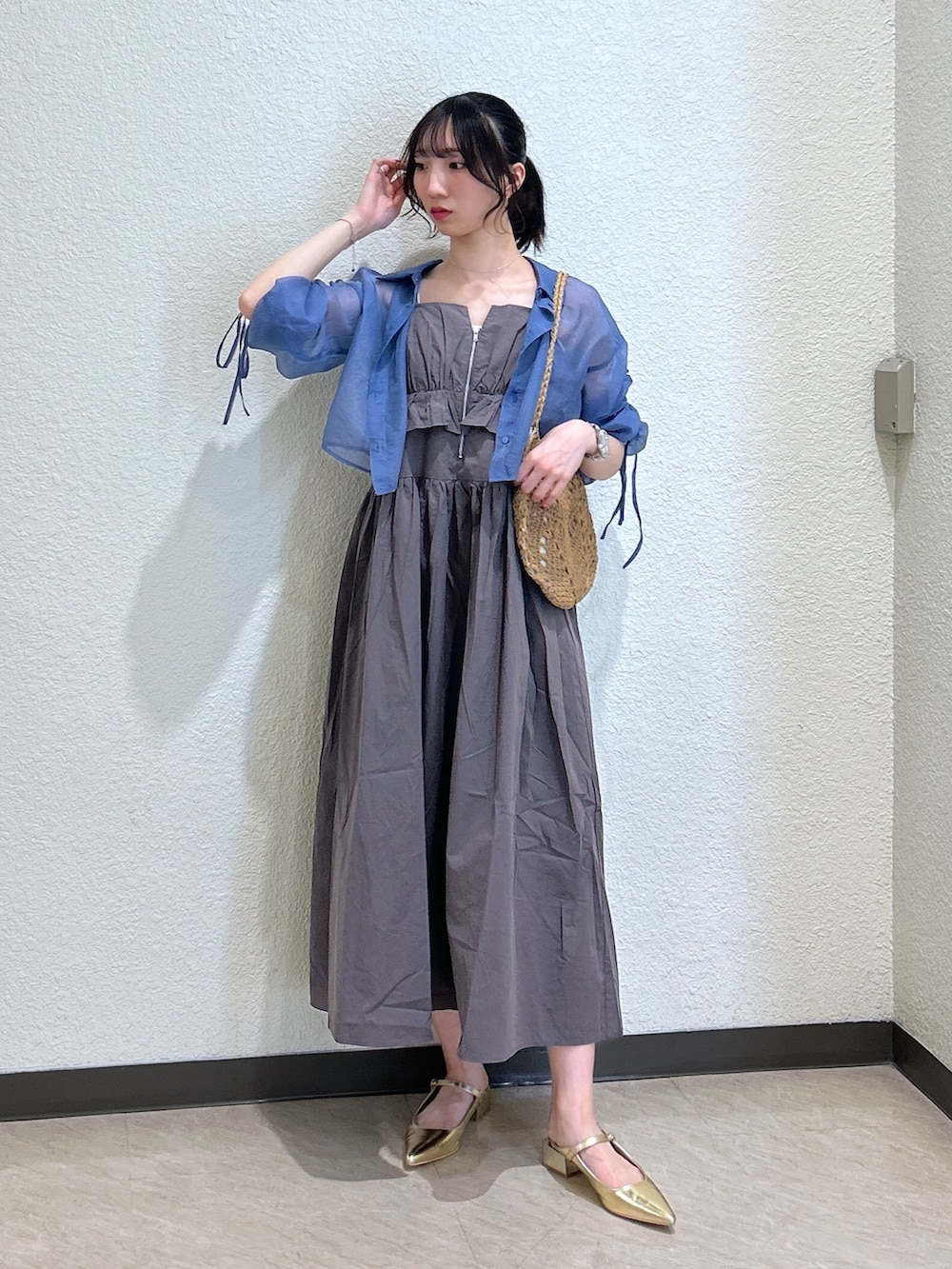 「シャツスタイル、休日スタイル、シアートップス、リボン、トートバッグ、デートコーデ、ワンピース、きれいめカジュアル、夏、オトナ女子、カラーコーデ、オトナカジュアル、ワンピーススタイル、骨格ナチュラル、ブルベ夏」｜「FREE'S MARTの◆メリージェーンミュール（パンプス、ゴールド系）」を使った、こころさん（レディース・163cm）の春コーディネートの4枚目の写真