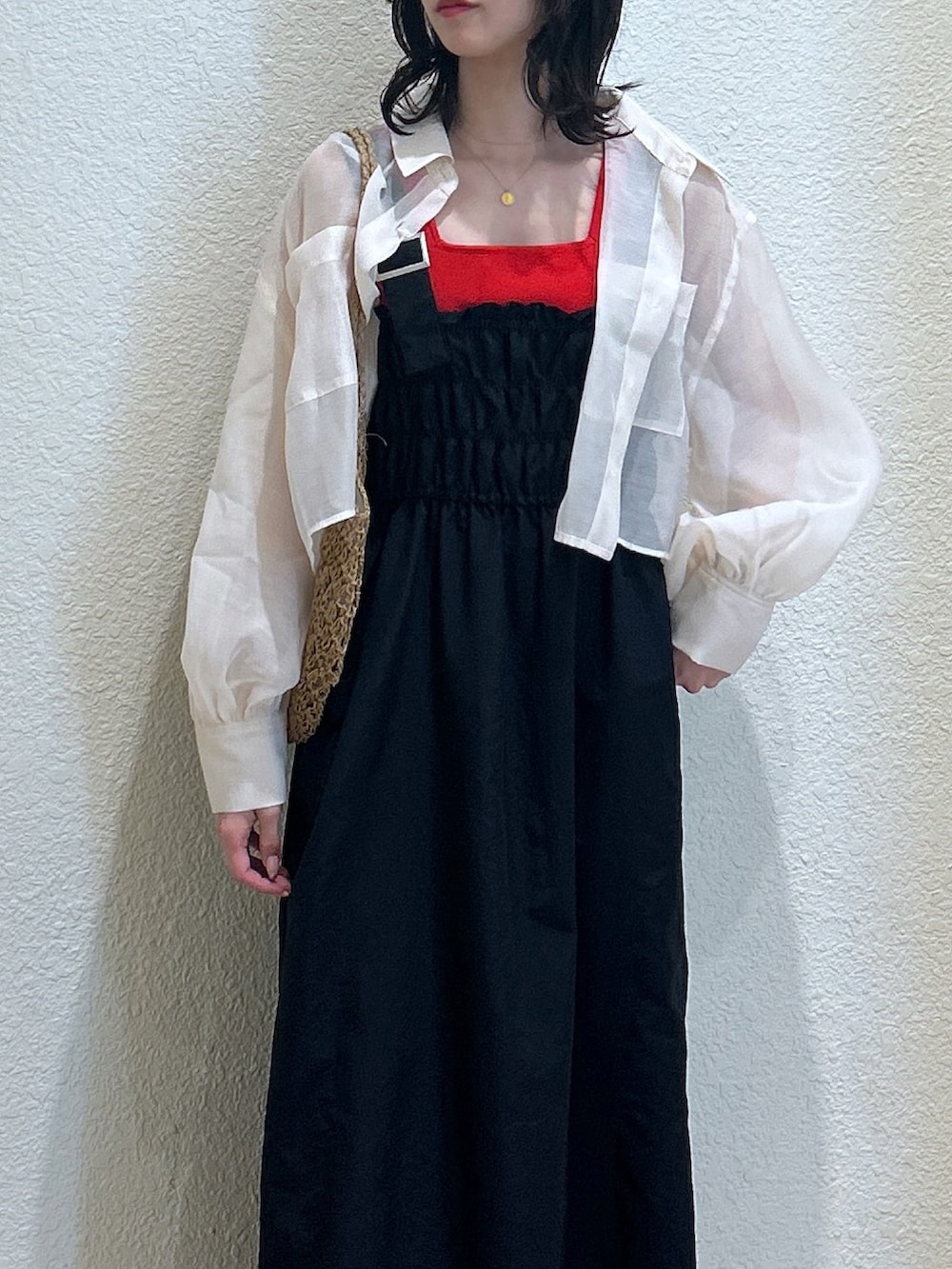「最近のいい感じコーデ、大人カジュアル、初夏コーデ、大人かわいい、今日のコーデ、夏ファッション、オトナ女子、ワンピーススタイル、シャツ好き集まれ、春夏コーデ、骨格ナチュラル、ブルベ夏、レイヤードスタイル、ワンピース、ラフコーデ」｜「FREE'S MARTの〈洗える〉マシンウォッシャブル総針スクエアネックタンクニット（タンクトップ、レッド系）」を使った、こころさん（骨格ナチュラル・レディース・163cm）の春コーディネートの5枚目の写真