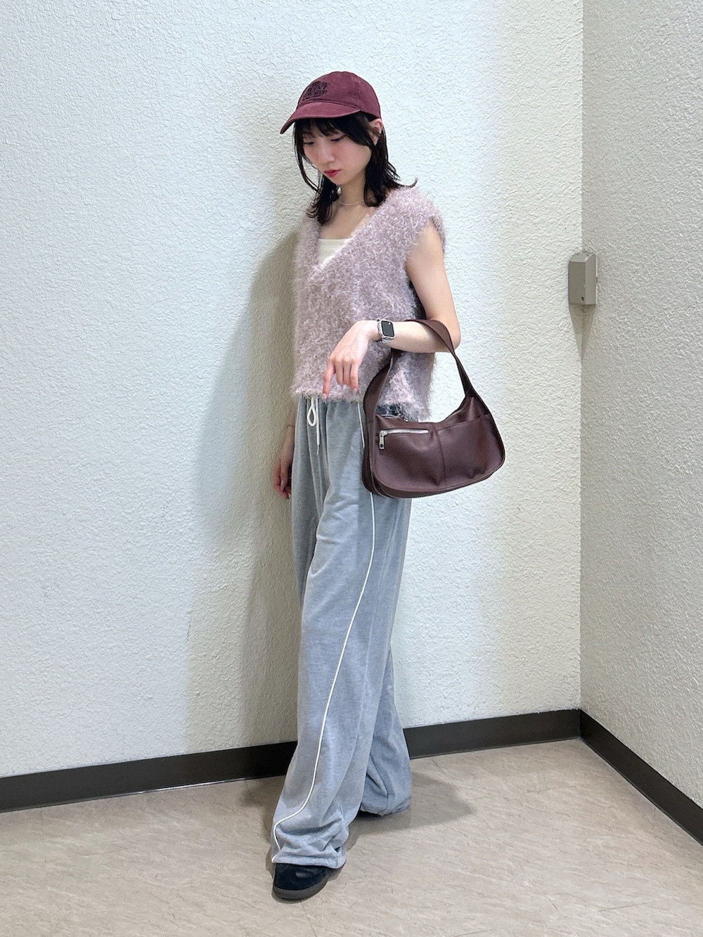 「着こなしのちょこっとテク、テーマパークコーデ、休日スタイル、ニット、秋服、秋服準備はじめました、パンツコーデ、初秋のパンツスタイル、ラクチンコーデ、ノースリーブ、ベスト、スウェット、スウェットパンツ、骨格ナチュラル、ブルベ夏」｜「FREE'S MARTの◆〈ＭＦＭ〉ふわふわノースリニット（ニット/セーター、ベージュ系）」を使った、こころさん（骨格ナチュラル・レディース・163cm）の夏コーディネートの2枚目の写真