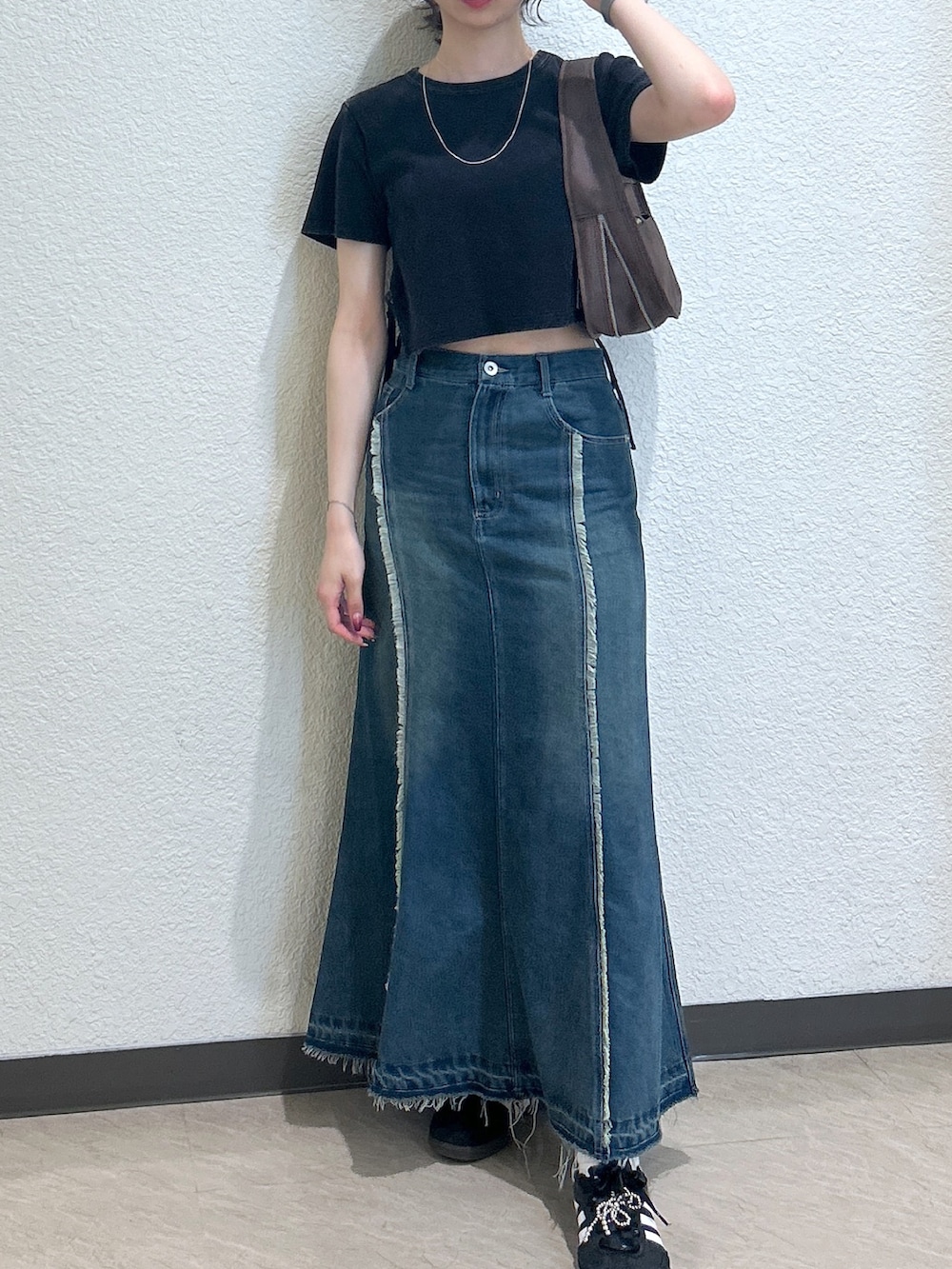 「モノトーン、黒Tシャツ、やっぱり帽子が好き、デニム、お出かけコーデ、マーメイドスカート、デートコーデ、ロングスカート、きれいめカジュアル、オトナカジュアル、大人カジュアルコーデ、オトナカワイイ、着回しコーデ、骨格ナチュラル、ブルベ夏」｜「FREE'S MARTのヴィンテージ加工サイドベルトT（Tシャツ/カットソー、ブラック系）」を使った、こころさん（レディース・163cm）の春コーディネートの5枚目の写真
