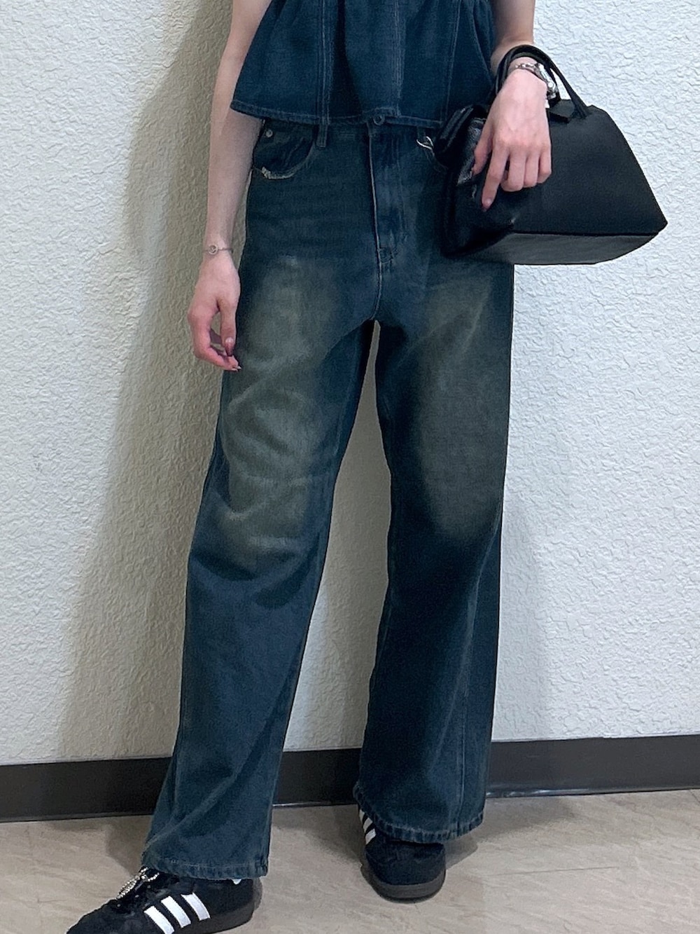 「ビスチェ、モノトーン、白Tシャツ、お出かけコーデ、デートコーデ、レイヤードスタイル、デニム、スニーカー、おでかけコーデ、シンプルスタイル、初夏コーデ、シンプルカジュアル、着回しコーデ、骨格ナチュラル、ブルベ夏」｜「FREE'S MARTの◆USAコットンクロップドTシャツ（Tシャツ/カットソー、ホワイト系）」を使った、こころさん（レディース・163cm）の春コーディネートの5枚目の写真