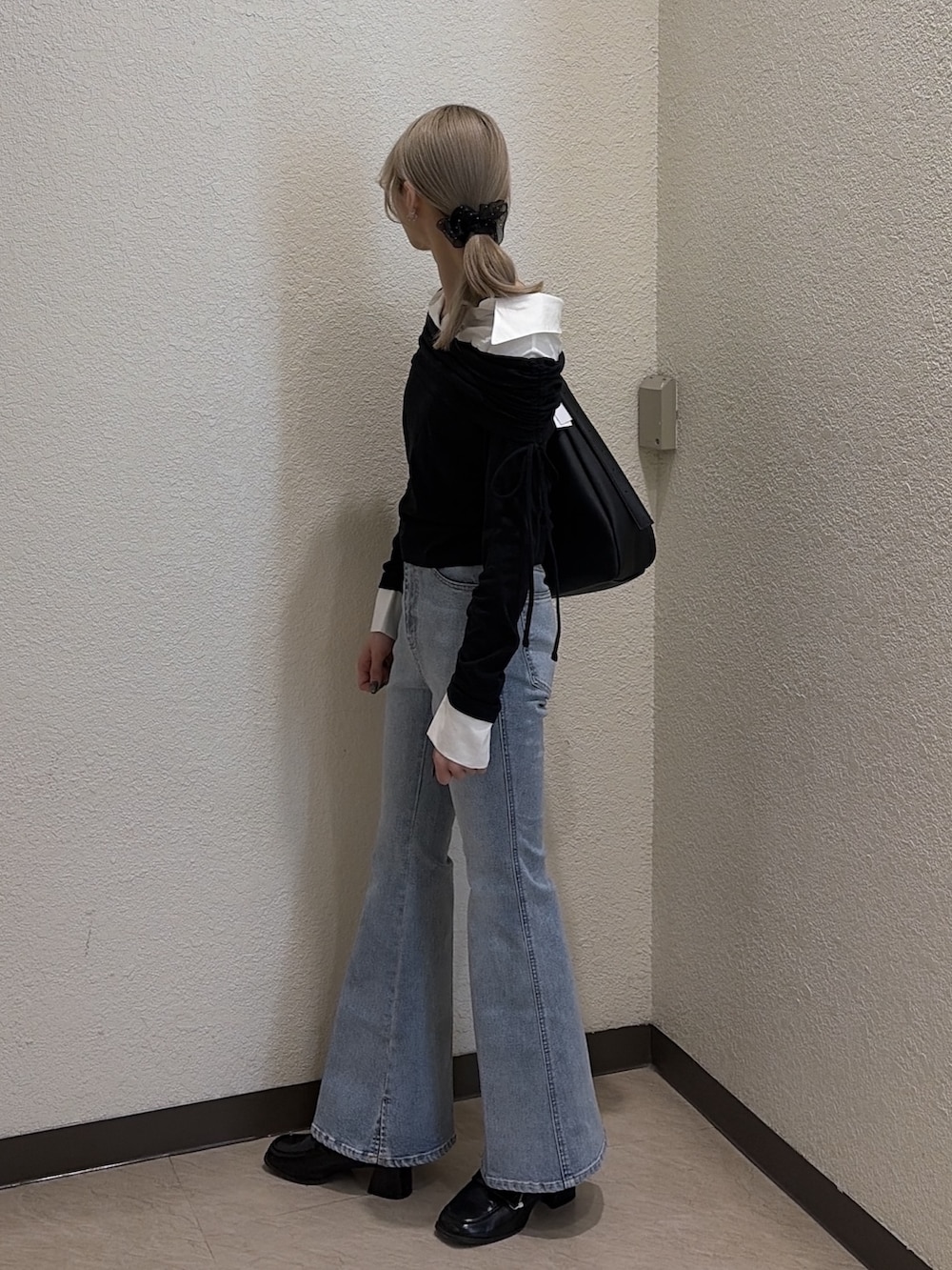 ブラック系のTシャツ/カットソー、ブルー系のデニムパンツ、ブラック系のトートバッグを着用したレディースの春コーディネートの2枚目の写真