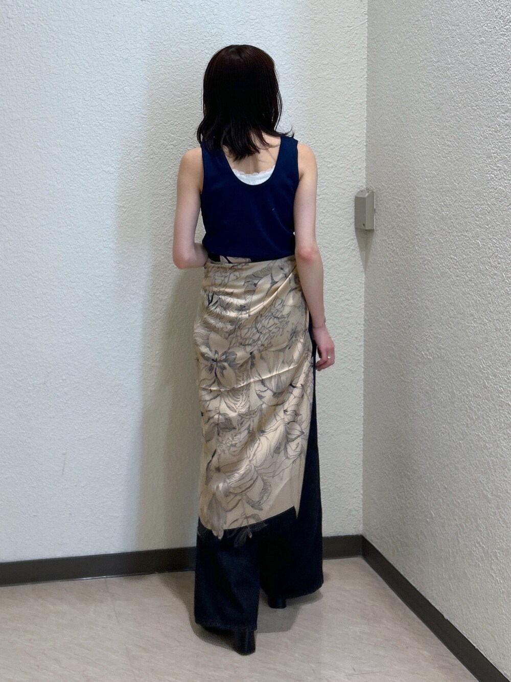 ブルー系のTシャツ/カットソー、ブラック系のデニムパンツ、ブラック系のサンダルを着用したレディースの夏コーディネートの3枚目の写真