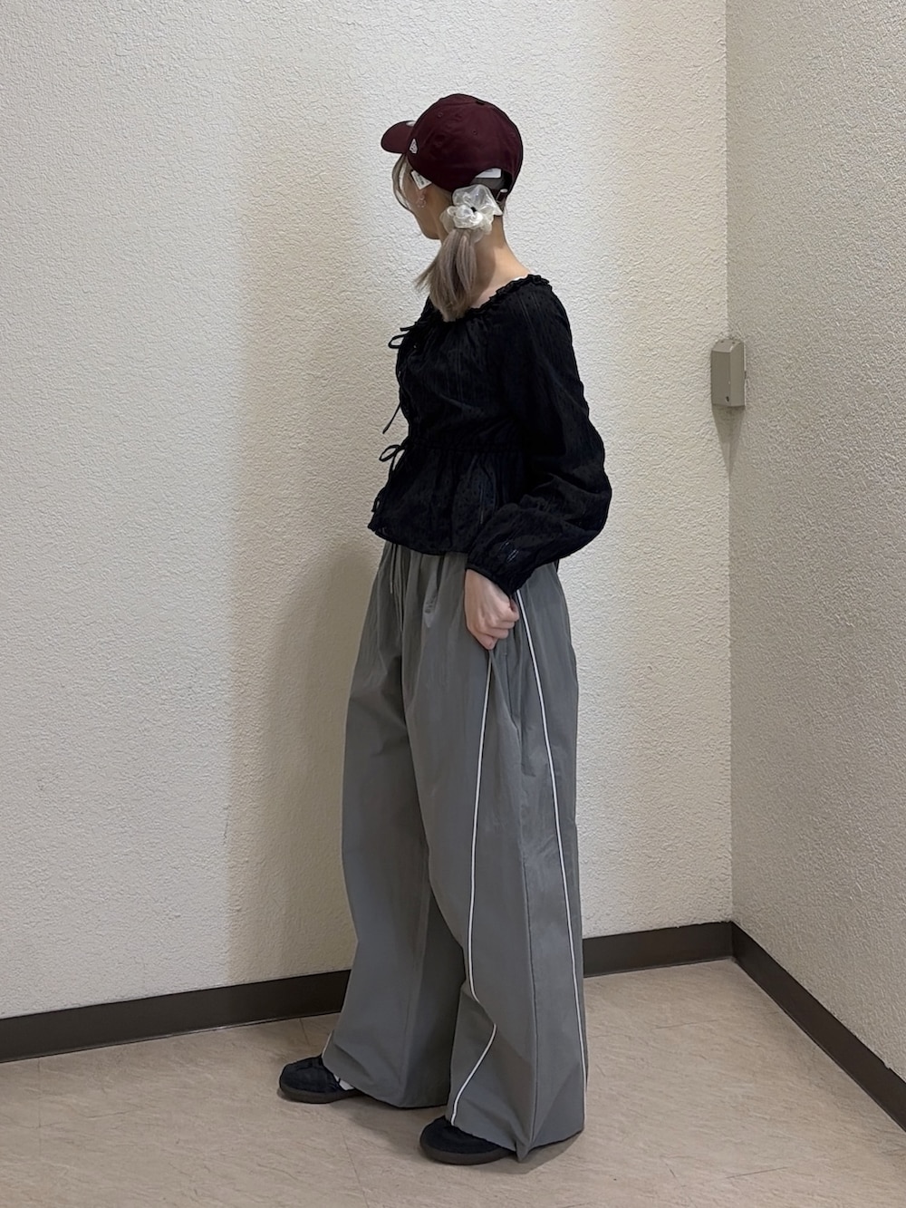 ブラック系のシャツ/ブラウス、グレー系のその他パンツを着用したレディースの冬コーディネートの2枚目の写真