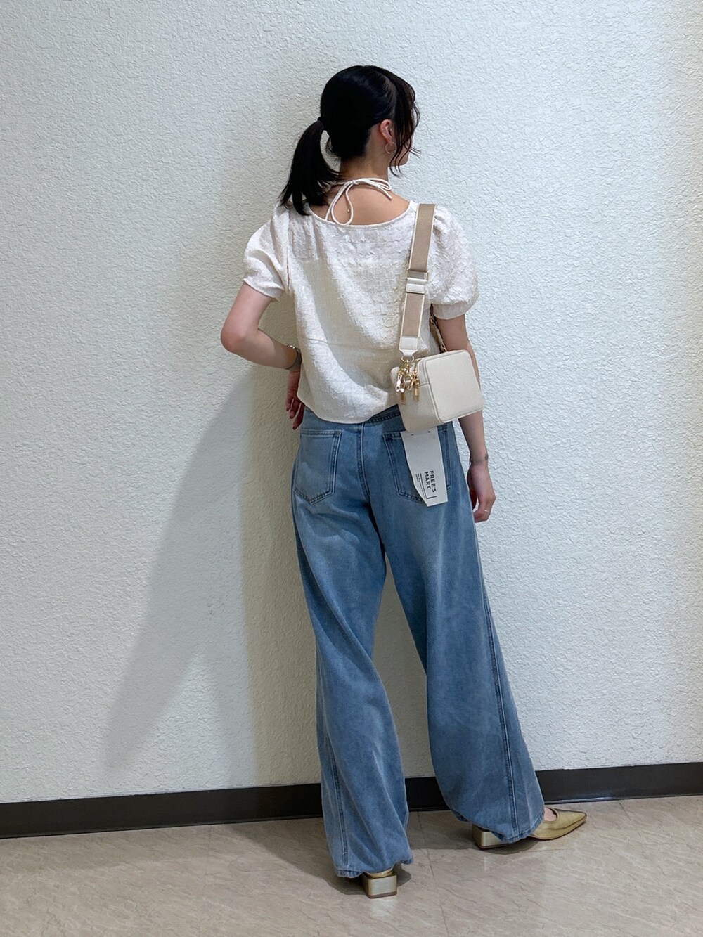 「休日スタイル、オトナカジュアル、大人女子、おでかけコーデ、シンプルカジュアル、夏ファッション、初夏コーデ、今日のコーデ、キレイめコーデ、オトナ女子、大人かわいい、きれいめコーディネート、骨格ナチュラル、ブルベ夏、デニム」｜「FREE'S MARTのフロントギャザーネックリボン付き半袖ブラウス（シャツ/ブラウス、ホワイト系）」を使った、こころさん（骨格ナチュラル・レディース・163cm）の春コーディネートの2枚目の写真