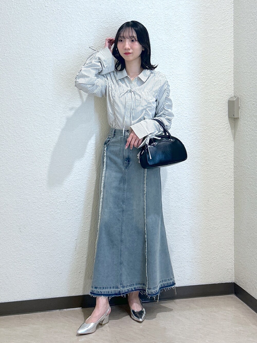 「大人カジュアル、ストライプシャツ、最近のいい感じコーデ、お出かけコーデ、春ファッション、大人かわいい、大人コーデ、高身長コーデ、スカートコーデ、女子会コーデ、デニムスカート、シャツスタイル、骨格ナチュラル、ブルベ夏、デザイントップス」｜「FREE'S MARTの◆シャーリングストライプシャツ（シャツ/ブラウス、ホワイト系）」を使った、こころさん（骨格ナチュラル・レディース・163cm）の春コーディネートの2枚目の写真