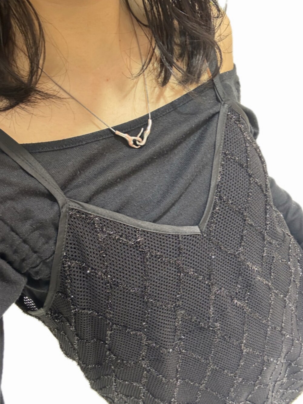 ブラック系のワンピース/ドレス、ブラック系のTシャツ/カットソー、ブルー系のデニムパンツを着用したレディースの春コーディネートの2枚目の写真