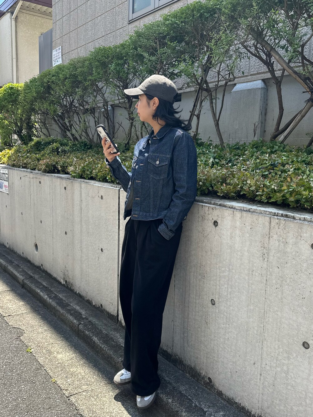 ブラック系のスウェットパンツ、ホワイト系のスニーカーを着用したレディースの春コーディネートの2枚目の写真