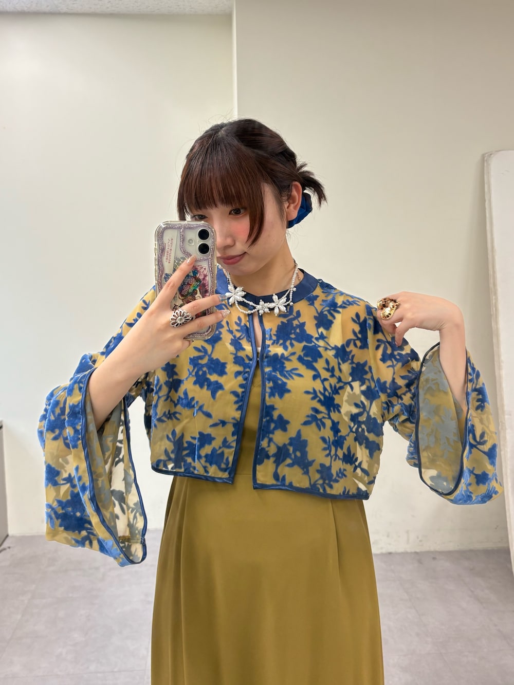ブルー系のドレス、ブラック系のパンプスを着用したレディースの秋コーディネートの2枚目の写真