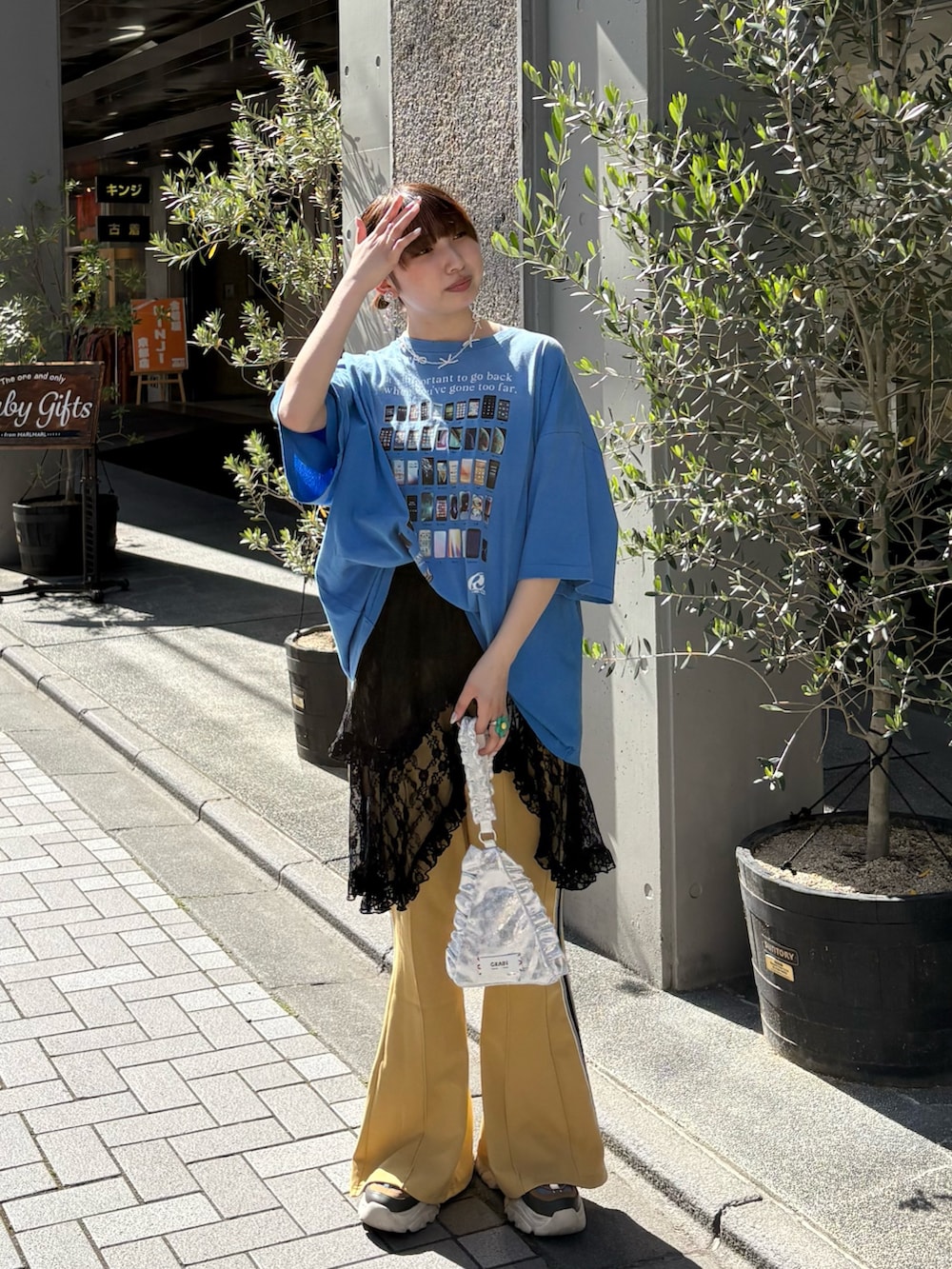 「レイヤードスタイル、ヴィンテージ、ヴィンテージTシャツ、レース、レーススカート、フレアパンツ、フレアパンツコーデ、ラインパンツ、Tシャツ、チャオパニック、ciaopanic、夏服、夏コーデ」｜「RePRODUCTION LABELの【RePRODUCTION LABEL / リプロダクションレーベル】アソートヴィンテージフェードTEE（Tシャツ/カットソー、ブルー系）」を使った、ひなのさん（骨格ストレート・レディース・159cm）の夏コーディネートの2枚目の写真