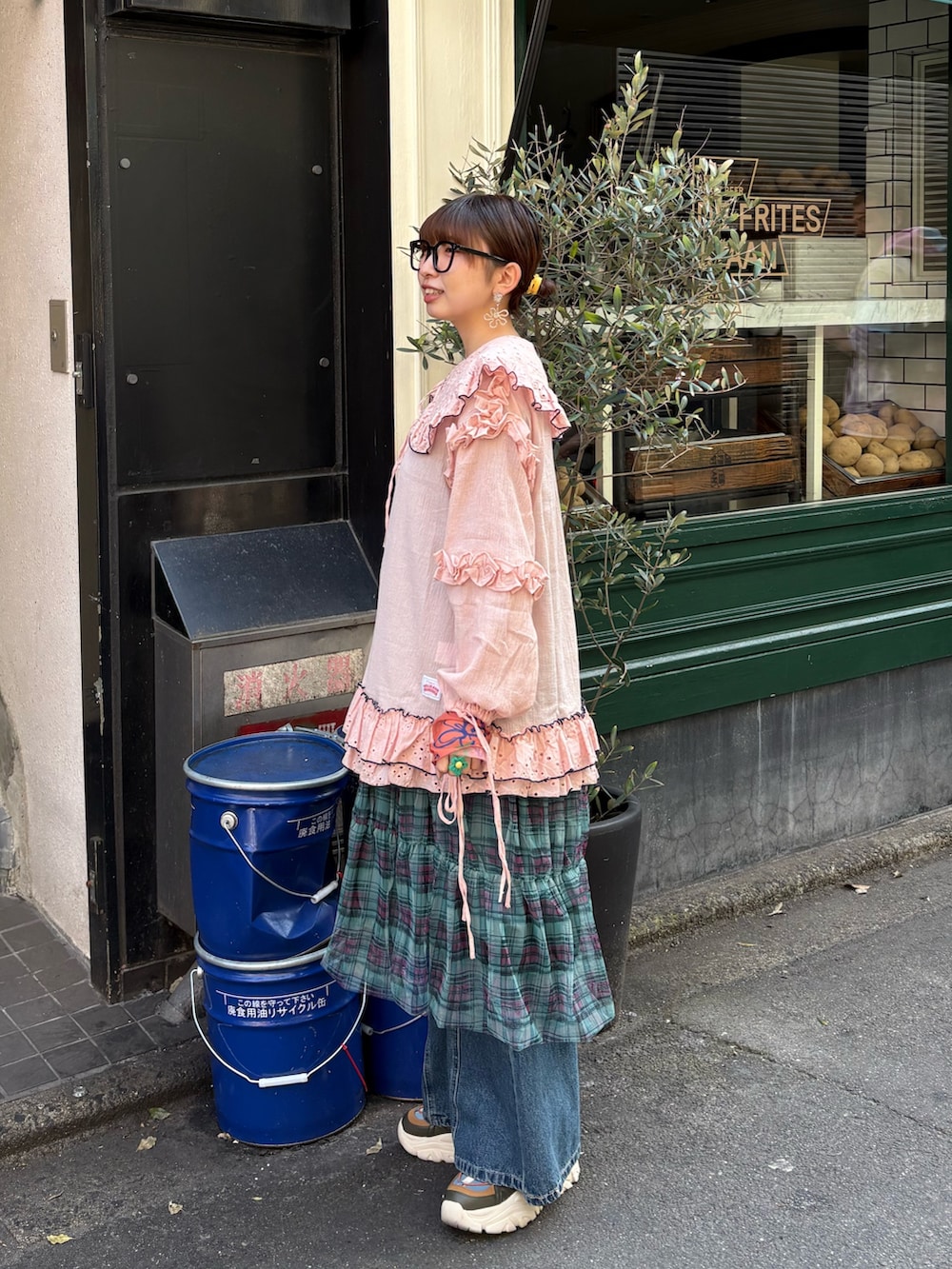 「はるコーデ、ゆるコーデ、デニムコーデ、リボン、スカートスタイル、春めき満開コーデ、甘めカジュアル、チェック、春コーデ、骨格ストレート、レイヤードスタイル、レイヤード、ciaopanic、チャオパニック、カラーコーデ」｜「HELLO.SANFRANCISCOの【あや企画】【HELLO.SANFRANCISCO/ハローサンフランシスコ】配色ステッチフリルチュニック（チュニック、ピンク系）」を使った、ひなのさん（骨格ストレート・レディース・159cm）の春コーディネートの2枚目の写真