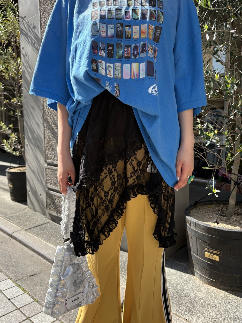 「レイヤードスタイル、ヴィンテージ、ヴィンテージTシャツ、レース、レーススカート、フレアパンツ、フレアパンツコーデ、ラインパンツ、Tシャツ、チャオパニック、ciaopanic、夏服、夏コーデ」｜「RePRODUCTION LABELの【RePRODUCTION LABEL / リプロダクションレーベル】アソートヴィンテージフェードTEE（Tシャツ/カットソー、ブルー系）」を使った、ひなのさん（骨格ストレート・レディース・159cm）の夏コーディネートの3枚目の写真