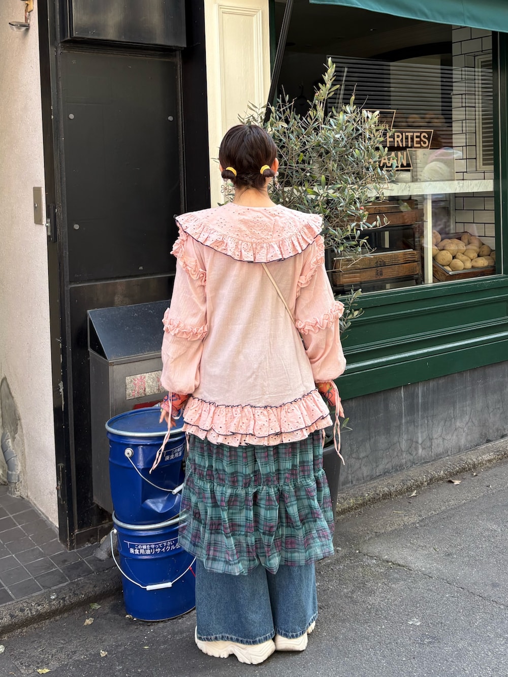 「はるコーデ、ゆるコーデ、デニムコーデ、リボン、スカートスタイル、春めき満開コーデ、甘めカジュアル、チェック、春コーデ、骨格ストレート、レイヤードスタイル、レイヤード、ciaopanic、チャオパニック、カラーコーデ」｜「HELLO.SANFRANCISCOの【あや企画】【HELLO.SANFRANCISCO/ハローサンフランシスコ】配色ステッチフリルチュニック（チュニック、ピンク系）」を使った、ひなのさん（骨格ストレート・レディース・159cm）の春コーディネートの3枚目の写真
