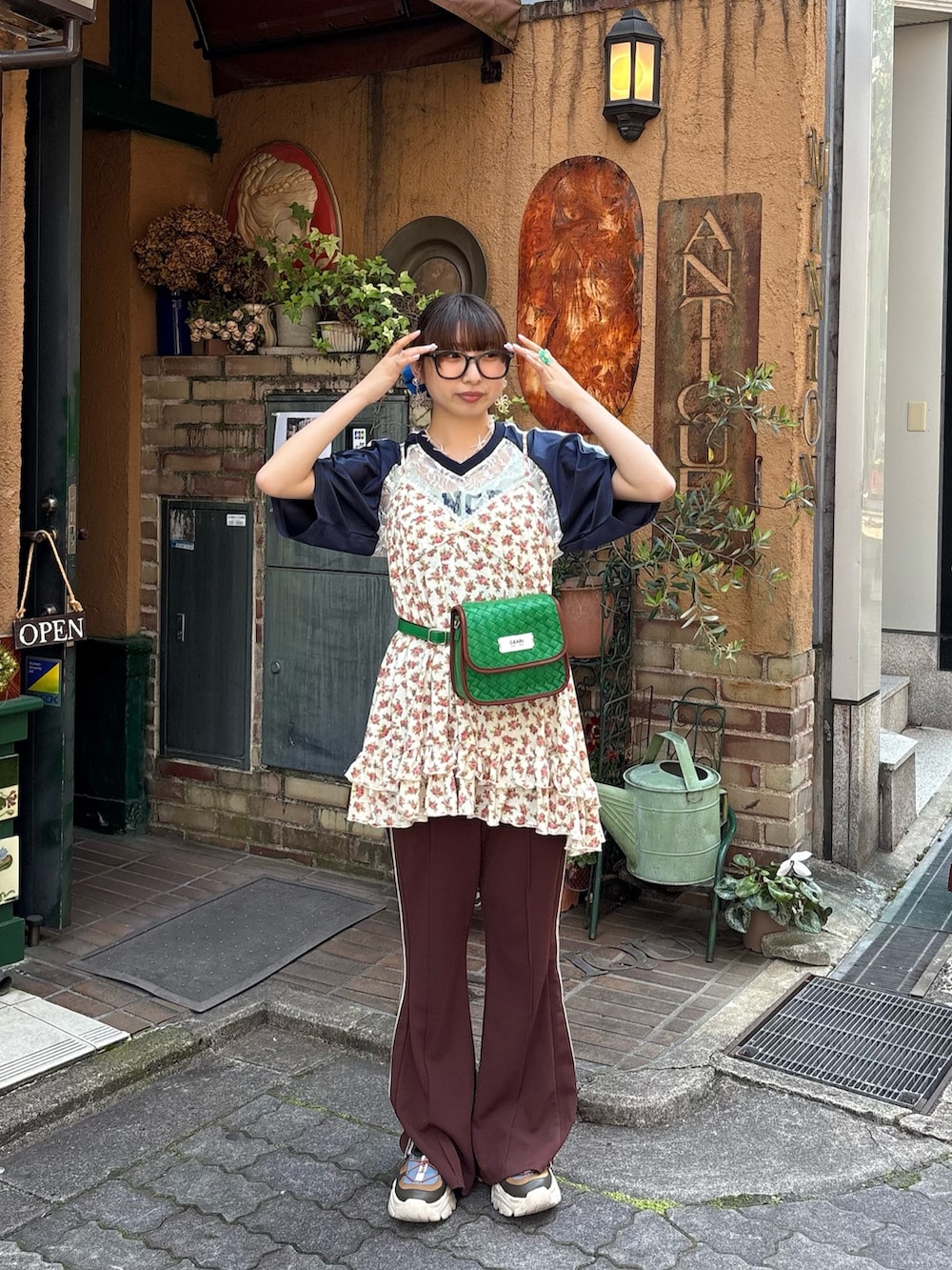 「ciaopanic、チャオパニック、キャミワンピ、キャミワンピース、花柄、花柄ワンピース、レイヤードスタイル、骨格ストレート、夏、夏コーデ、夏服」|「CIAOPANICのレースドッキングフットボールTee(Tシャツ/カットソー、ブルー系)」を使った、ひなのさん(骨格ストレート・レディース・159cm)の春コーディネートの2枚目の写真