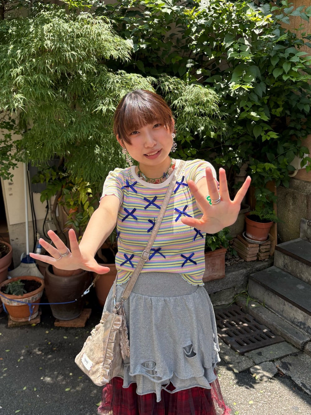 「チャオパニック、ciaopanic、HELLOSANFRANCISCO、夏服、夏服コーデ、夏コーデ、夏、骨格ストレート、159cm、レイヤードスタイル、カラーコーデ」｜「CIAOPANICの【ミニ/ミドル 2サイズ展開】ピグメンドダメージティアードスカート（スカート、グレー系）」を使った、ひなのさん（骨格ストレート・レディース・159cm）の夏コーディネートの2枚目の写真