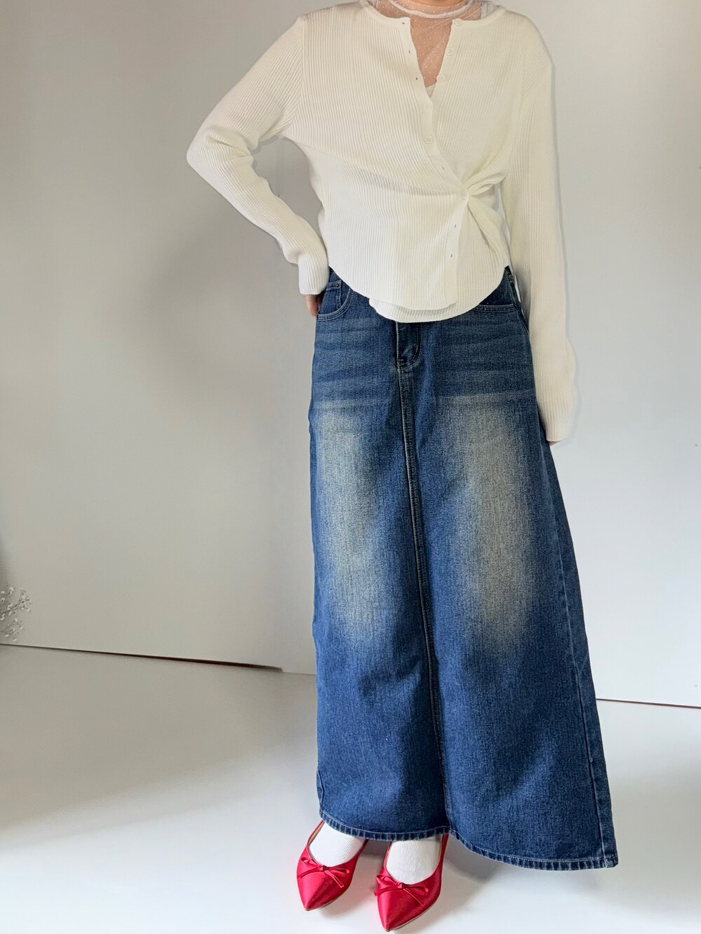 ピンク系のカーディガン/ボレロ、レッド系のパンプスを着用したレディースの春コーディネートの3枚目の写真