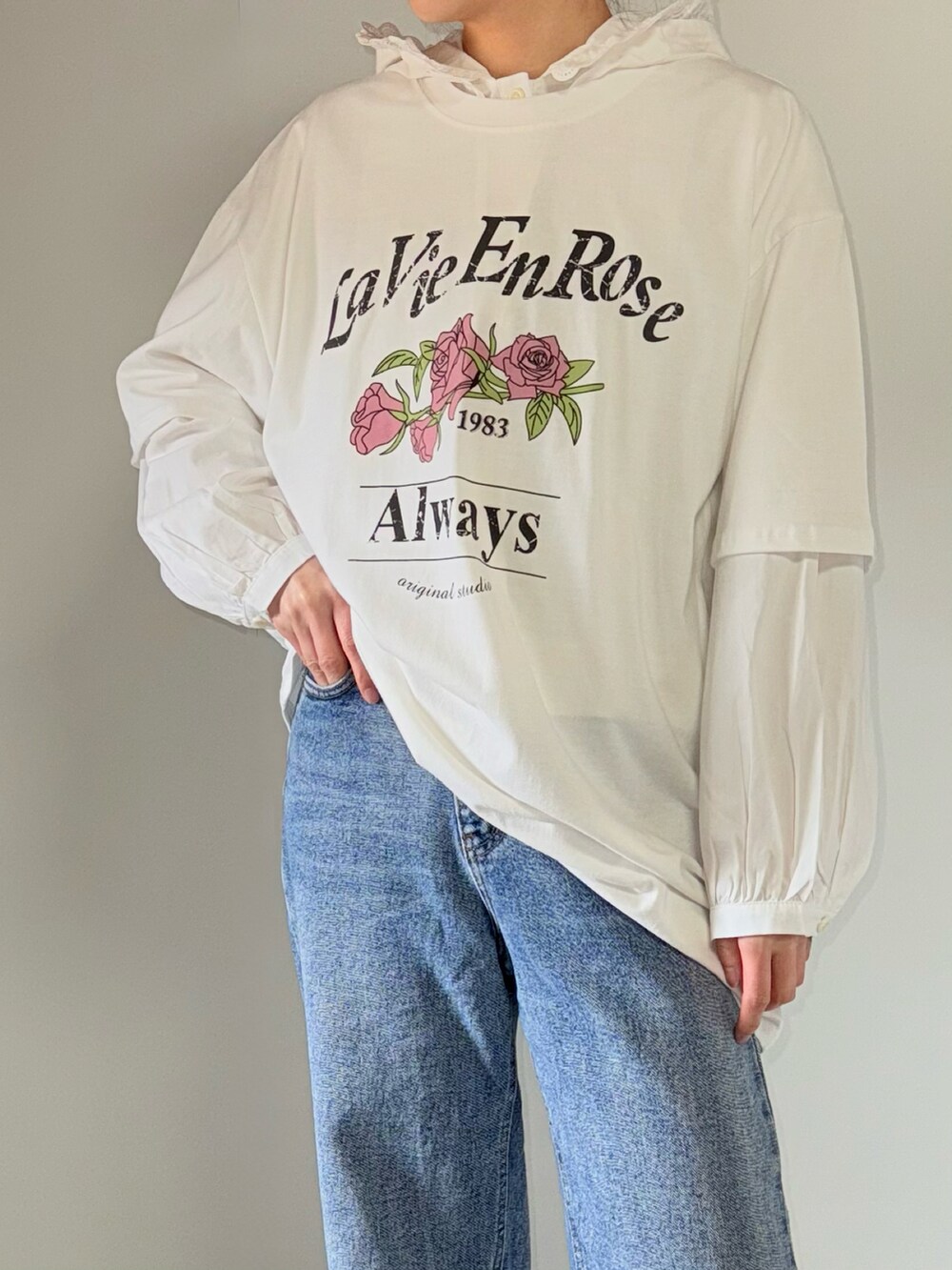 グレー系のTシャツ/カットソー、ホワイト系のシャツ/ブラウスを着用したレディースの春コーディネートの3枚目の写真