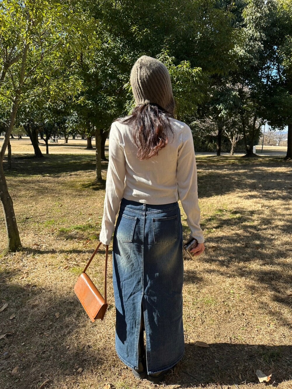 ベージュ系のカーディガン/ボレロを着用したレディースの春コーディネートの4枚目の写真