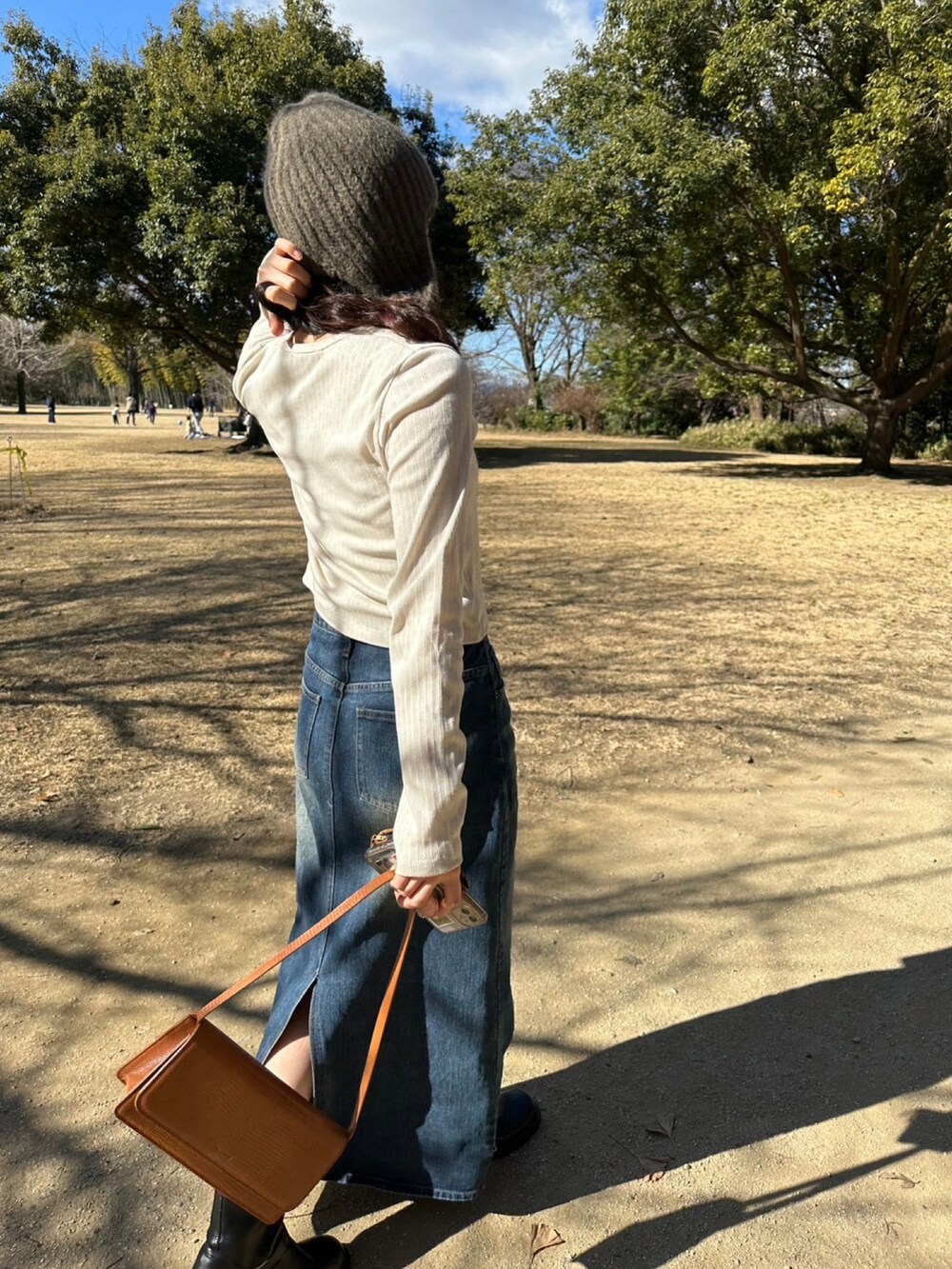 ベージュ系のカーディガン/ボレロを着用したレディースの春コーディネートの2枚目の写真