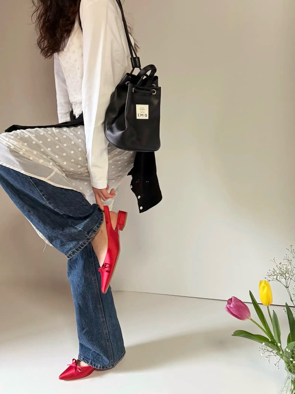 ホワイト系のワンピース、レッド系のパンプスを着用したレディースの春コーディネートの4枚目の写真