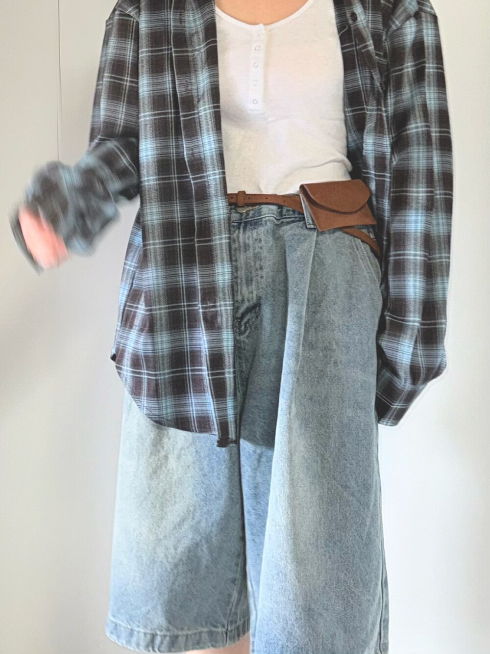 ブラウン系のシャツ/ブラウス、ブルー系のデニムパンツを着用したレディースの春コーディネートの5枚目の写真