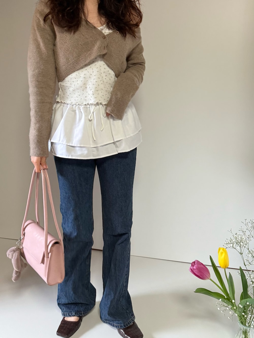 ホワイト系のスカートを着用したレディースの春コーディネートの2枚目の写真