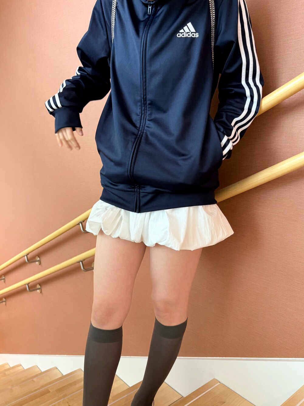 ホワイト系のスカート、ブルー系のジャケット/アウターを着用したレディースの春コーディネートの3枚目の写真