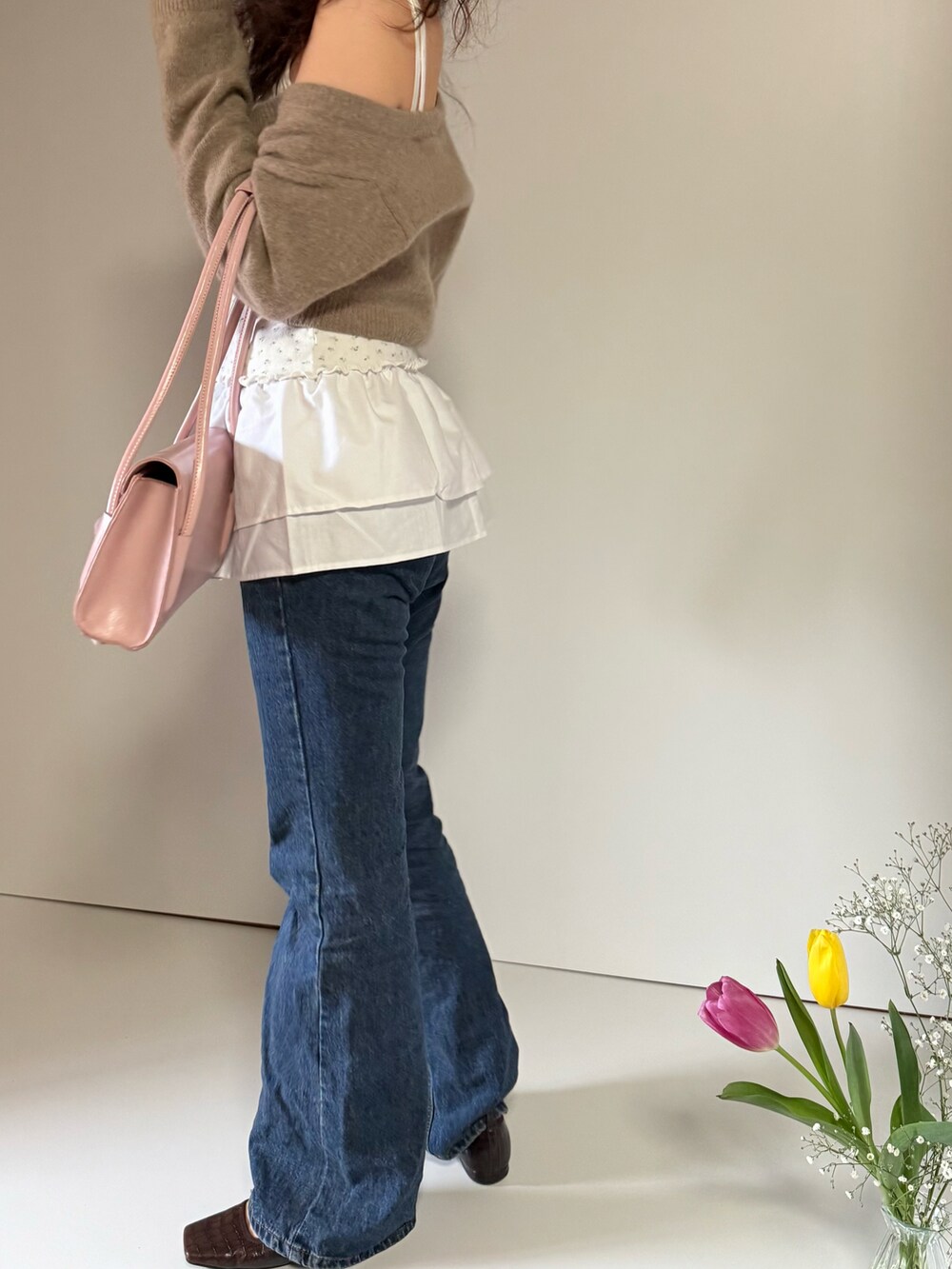 ホワイト系のスカートを着用したレディースの春コーディネートの3枚目の写真