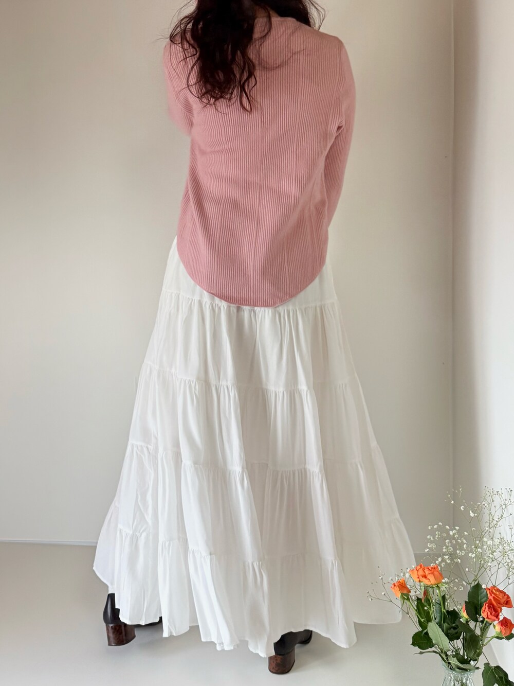 ホワイト系のスカート、ピンク系のカーディガン/ボレロ、ブラウン系のベルトを着用したレディースの春コーディネートの5枚目の写真