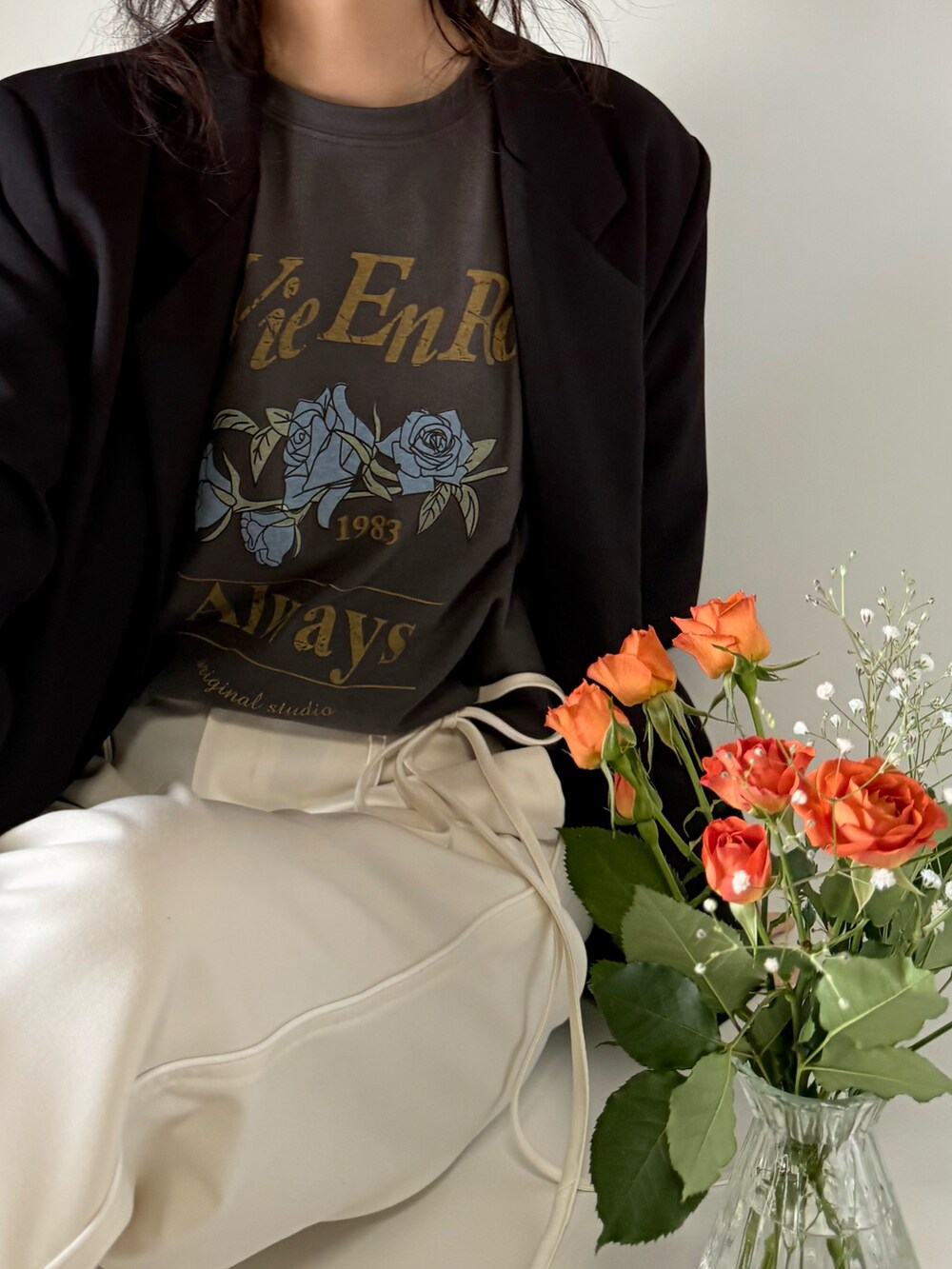 グレー系のTシャツ/カットソー、ホワイト系のスラックス、ブラック系のスニーカーを着用したレディースの春コーディネートの5枚目の写真