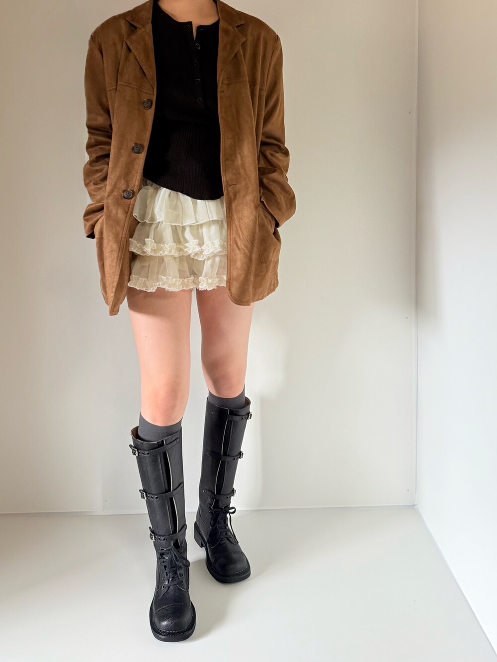 ブラック系のカーディガン/ボレロ、ブラウン系のテーラードジャケット、ホワイト系のスカートを着用したレディースの春コーディネートの5枚目の写真