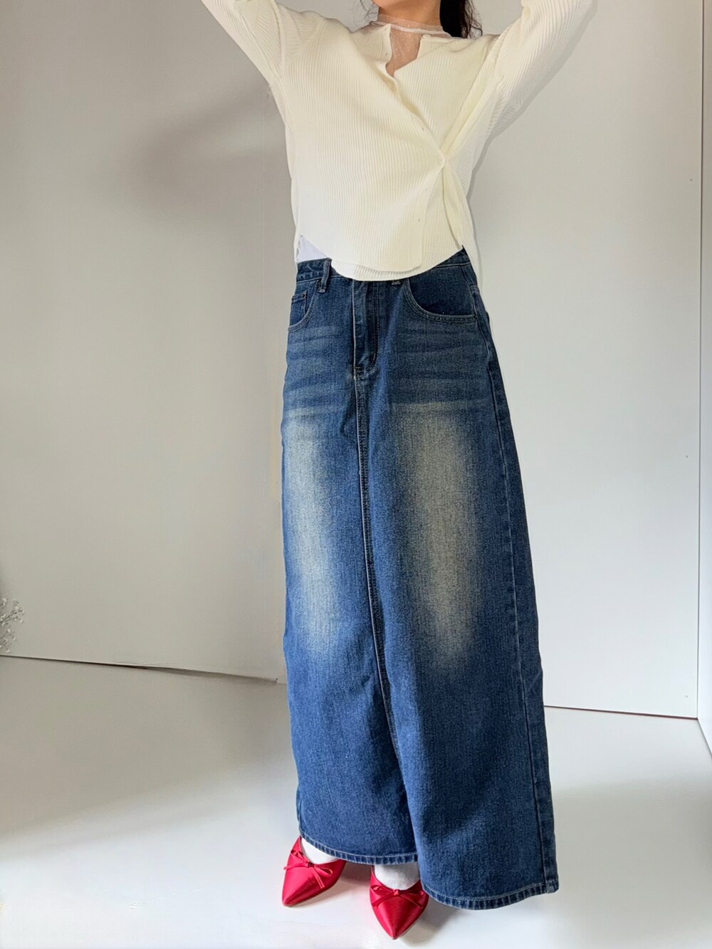 ピンク系のカーディガン/ボレロ、レッド系のパンプスを着用したレディースの春コーディネートの2枚目の写真