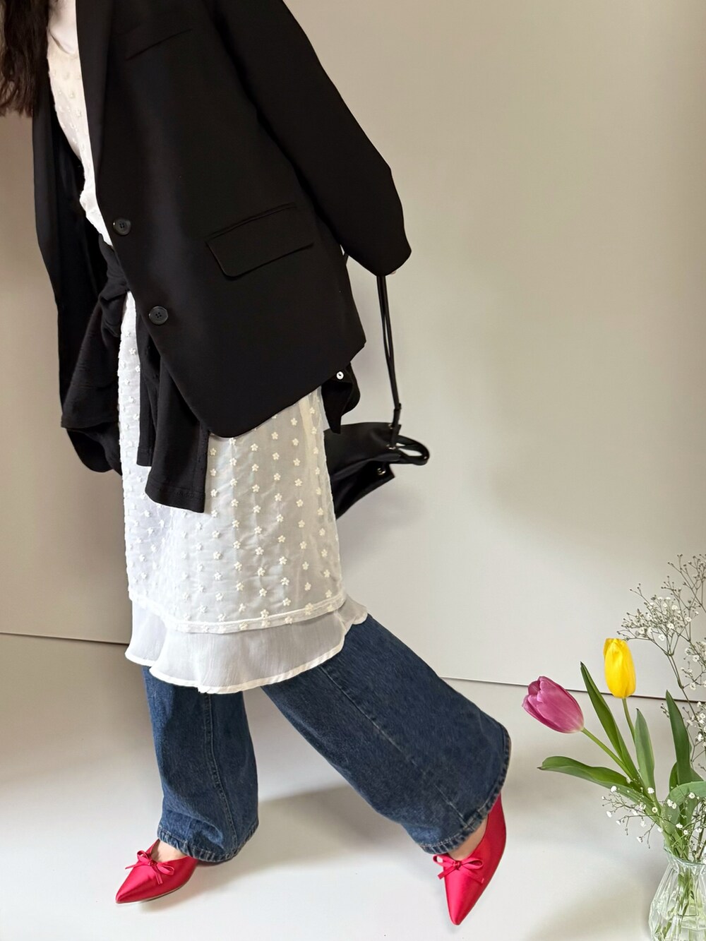ホワイト系のワンピース、レッド系のパンプスを着用したレディースの春コーディネートの2枚目の写真