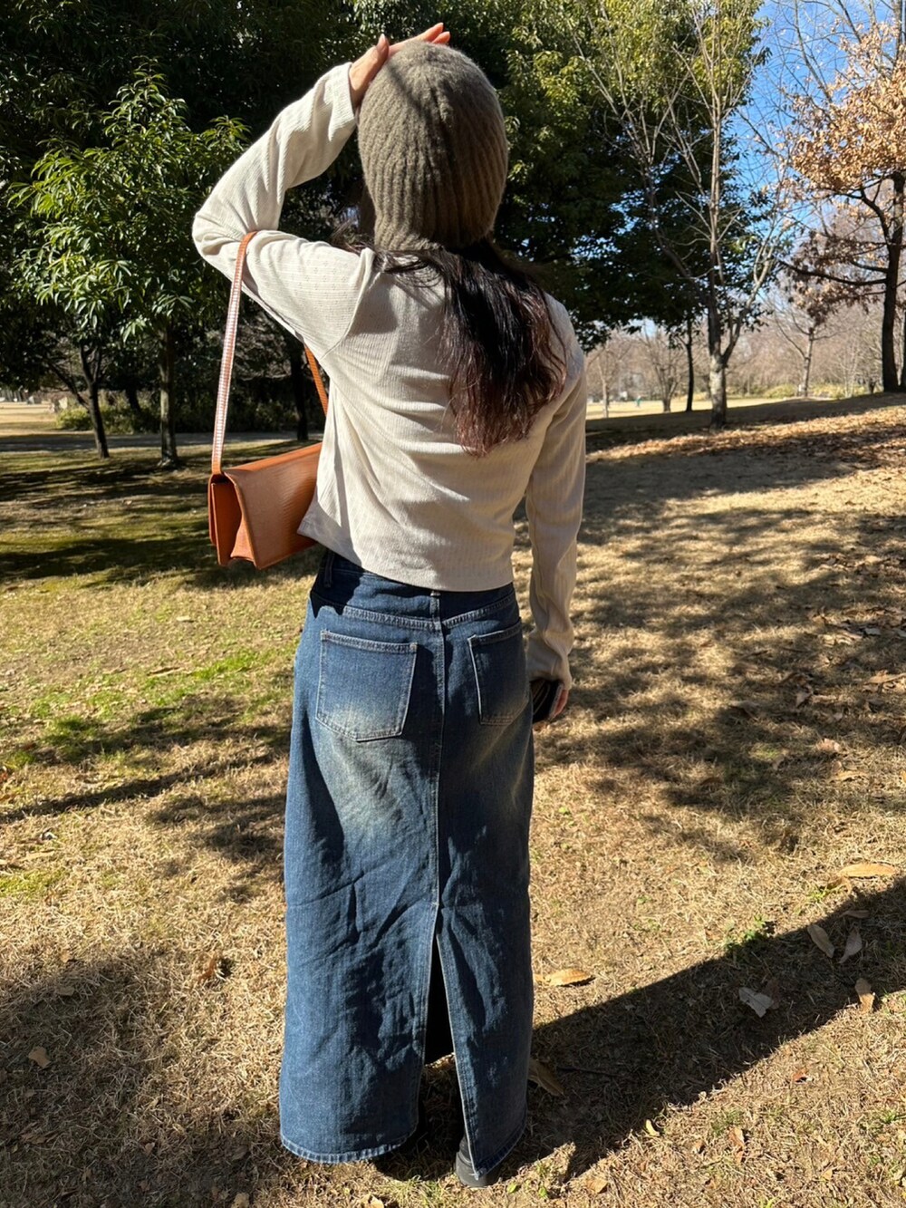 ベージュ系のカーディガン/ボレロを着用したレディースの春コーディネートの5枚目の写真