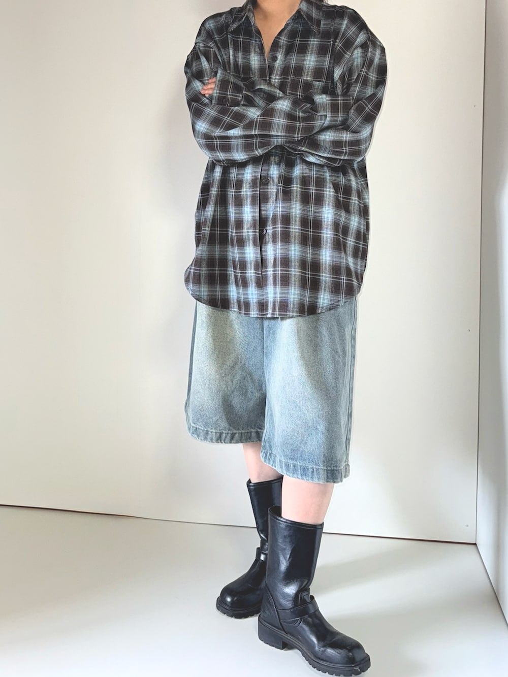 ブラウン系のシャツ/ブラウス、ブルー系のデニムパンツを着用したレディースの春コーディネートの3枚目の写真