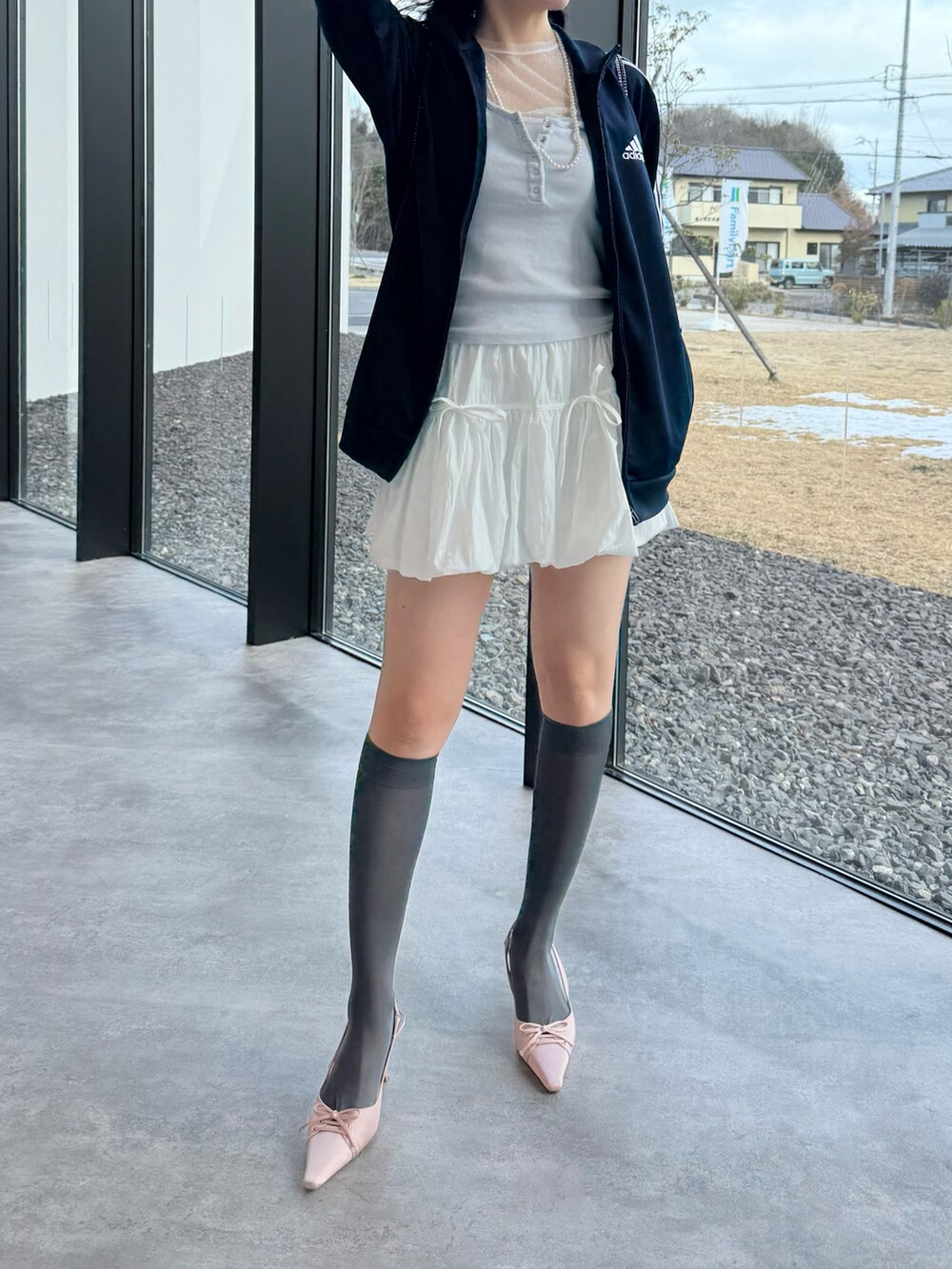 ホワイト系のスカート、ブルー系のジャケット/アウターを着用したレディースの春コーディネートの5枚目の写真