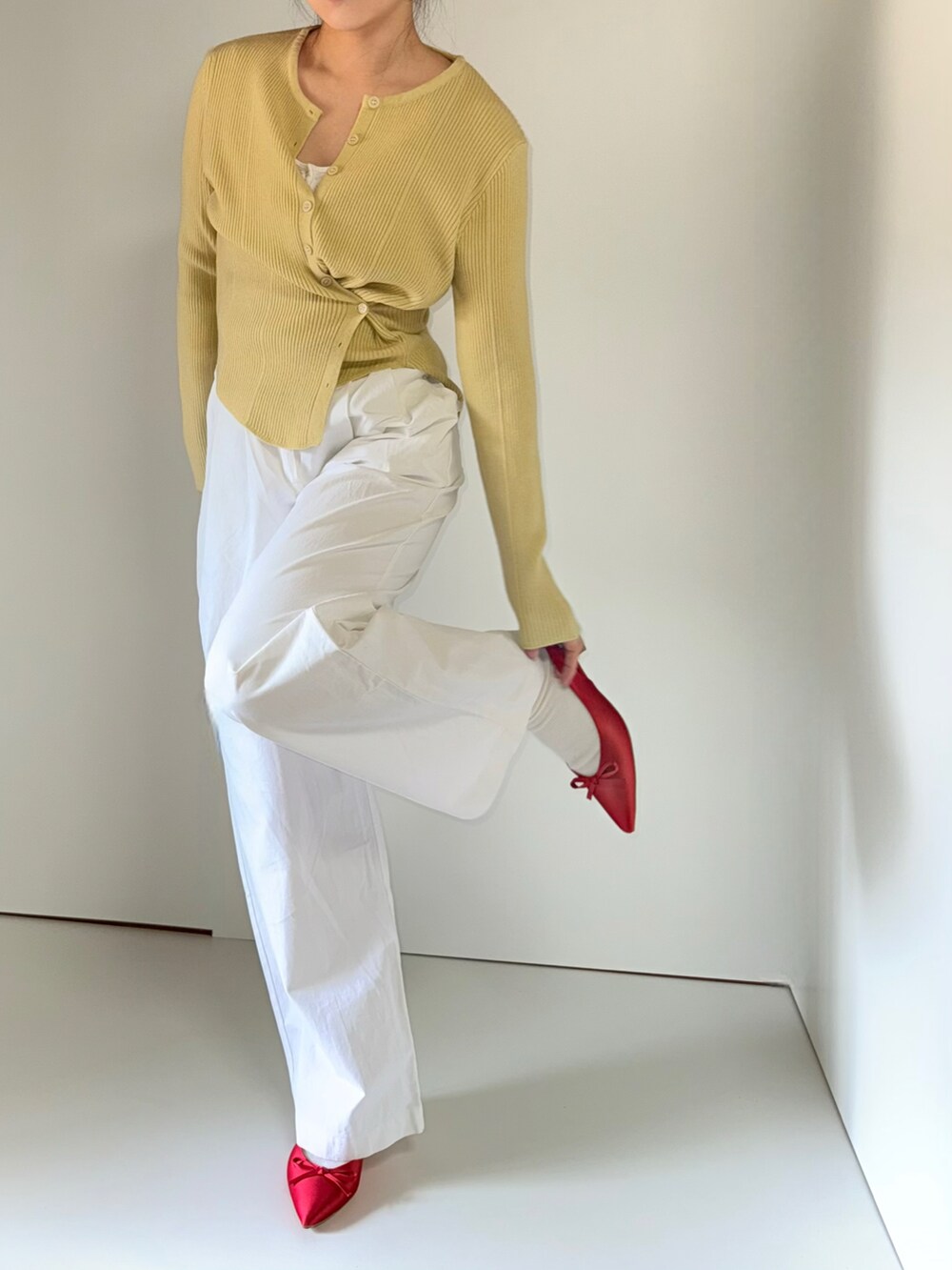 ピンク系のカーディガン/ボレロ、レッド系のパンプスを着用したレディースの春コーディネートの3枚目の写真