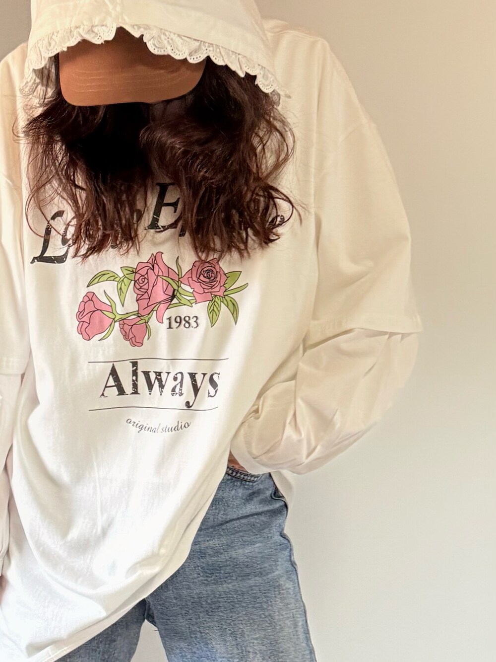 グレー系のTシャツ/カットソー、ホワイト系のシャツ/ブラウスを着用したレディースの春コーディネートの2枚目の写真