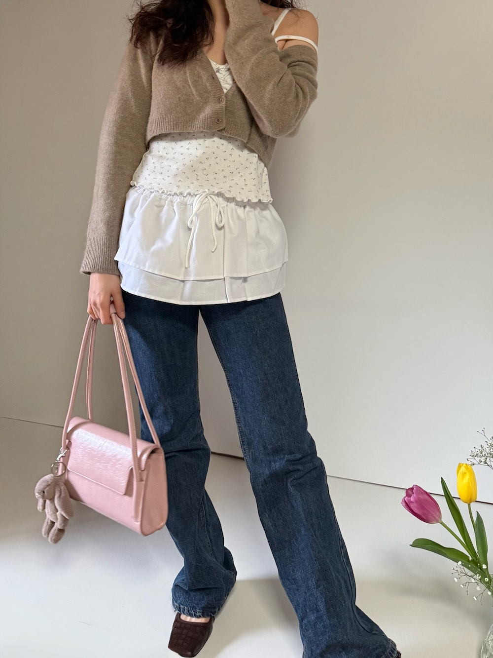 ホワイト系のスカートを着用したレディースの春コーディネートの4枚目の写真