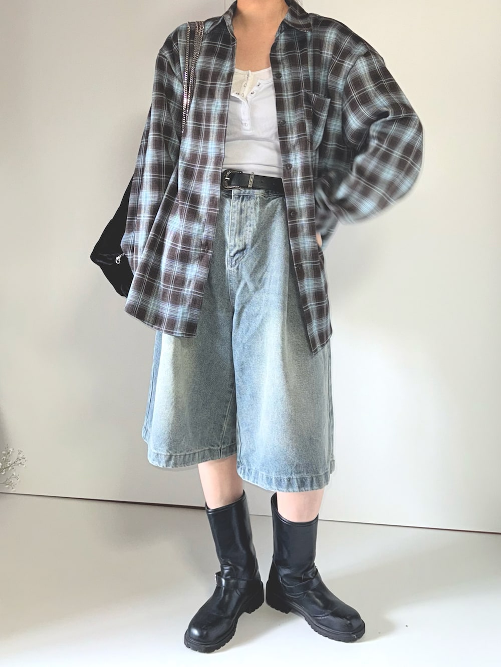 ブラウン系のシャツ/ブラウス、ブルー系のデニムパンツを着用したレディースの春コーディネートの2枚目の写真