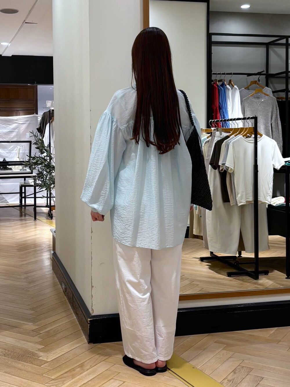 ホワイト系のその他パンツ、ブラック系のサンダル、ブルー系のシャツ/ブラウスを着用したレディースの春コーディネートの4枚目の写真