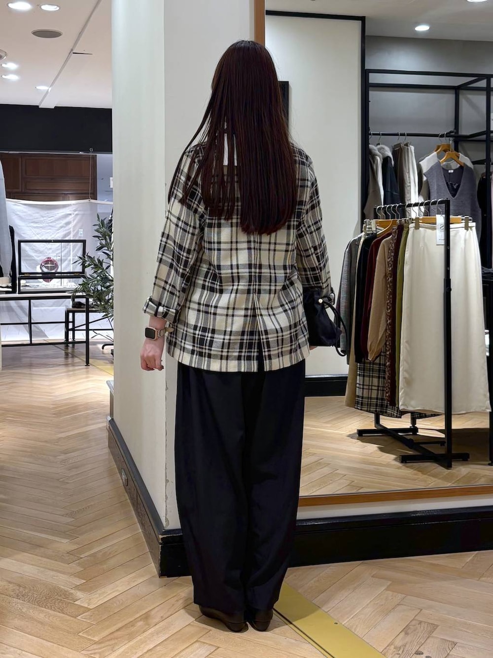 ブラック系のショルダーバッグ、ブラック系のパンプス、その他のテーラードジャケットを着用したレディースの秋コーディネートの4枚目の写真
