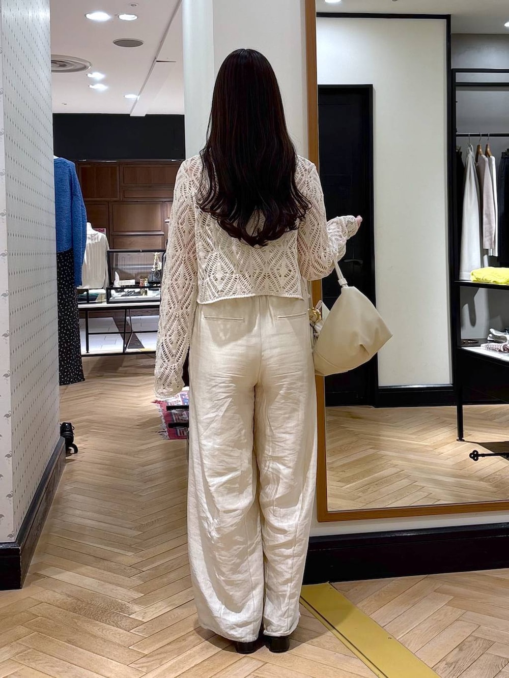 ブラック系のローファー、ホワイト系のその他パンツ、ホワイト系のカーディガン/ボレロを着用したレディースの春コーディネートの4枚目の写真