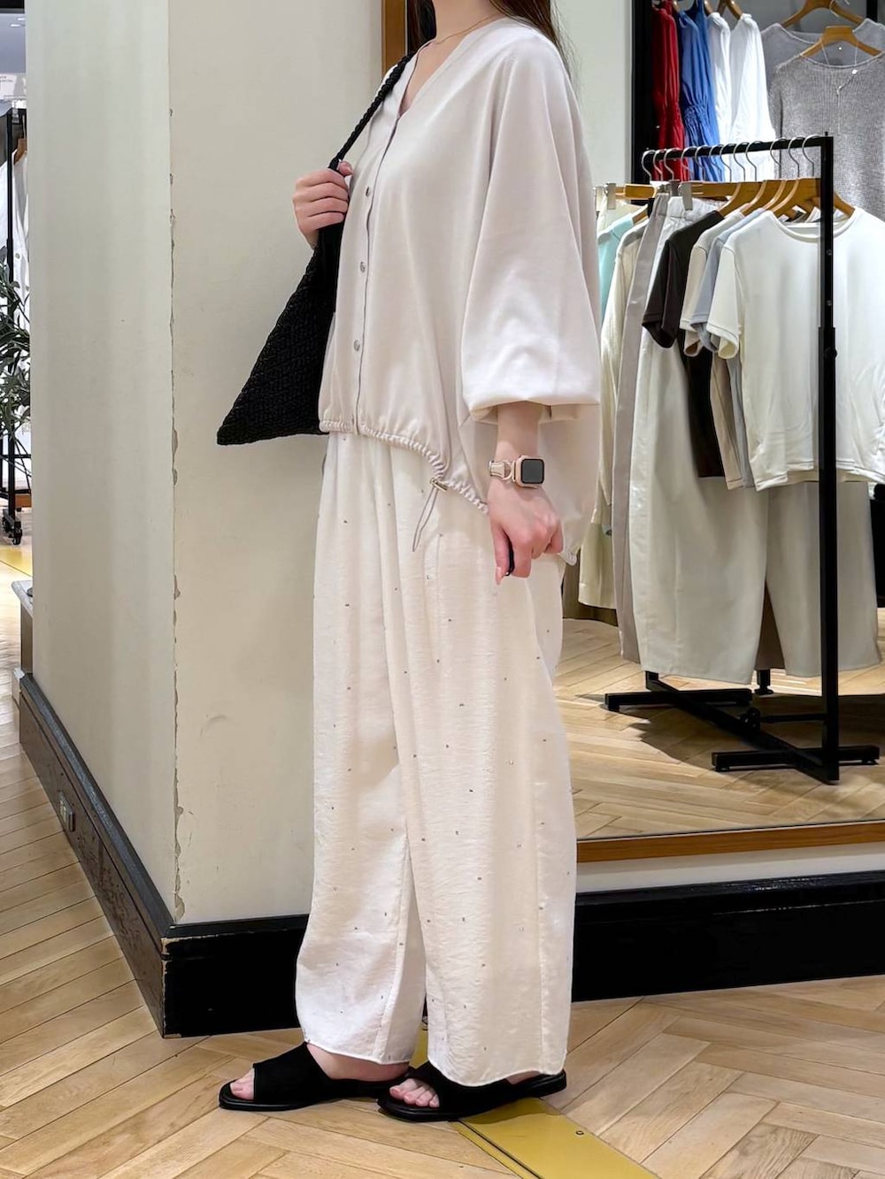 グレー系のカーディガン/ボレロ、ホワイト系のその他パンツ、ブラック系のサンダルを着用したレディースの春コーディネートの3枚目の写真