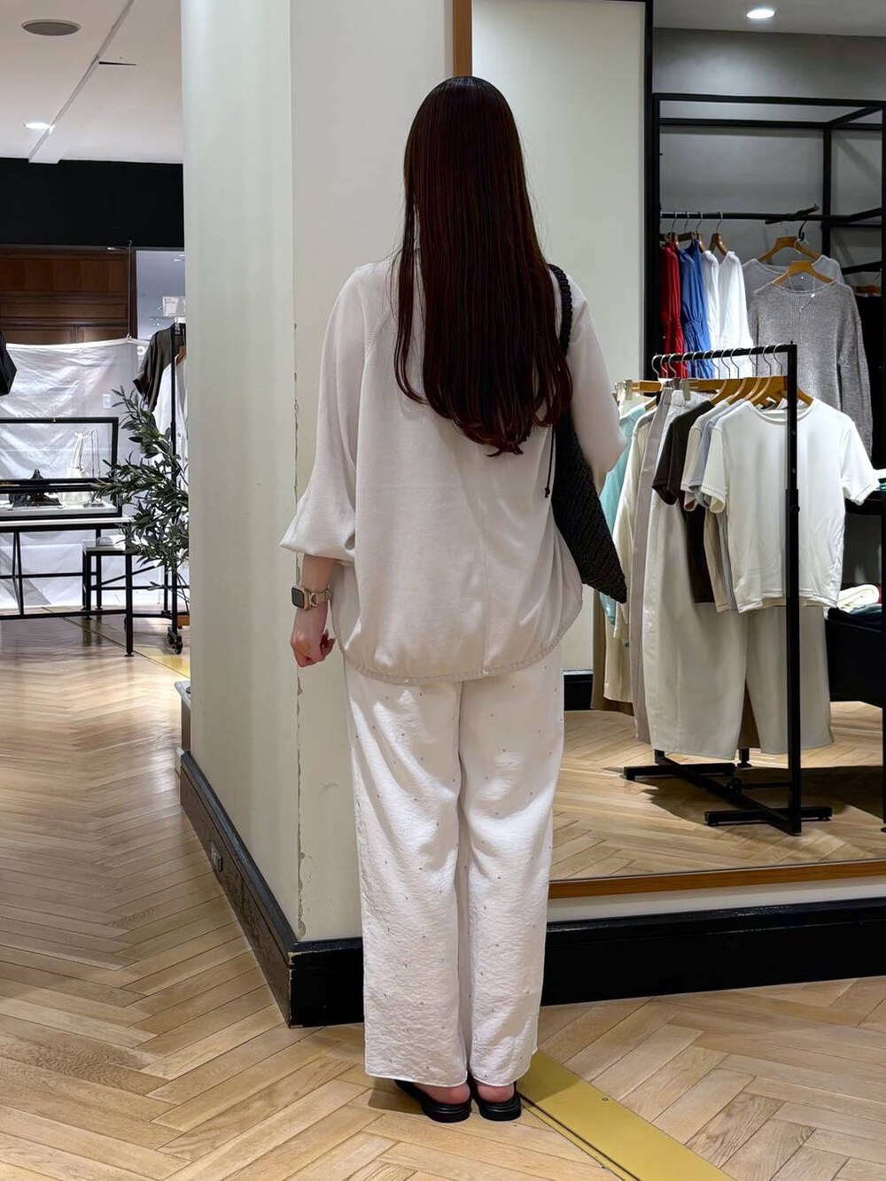 グレー系のカーディガン/ボレロ、ホワイト系のその他パンツ、ブラック系のサンダルを着用したレディースの春コーディネートの4枚目の写真