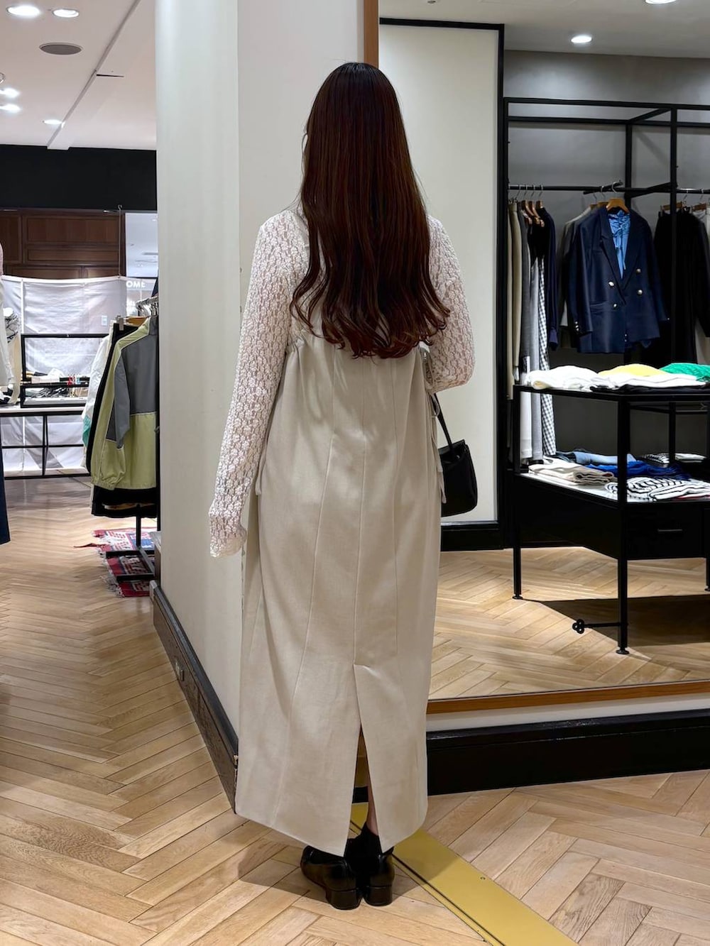 ブラック系のローファー、ホワイト系のTシャツ/カットソー、ブラック系のショルダーバッグを着用したレディースの春コーディネートの4枚目の写真