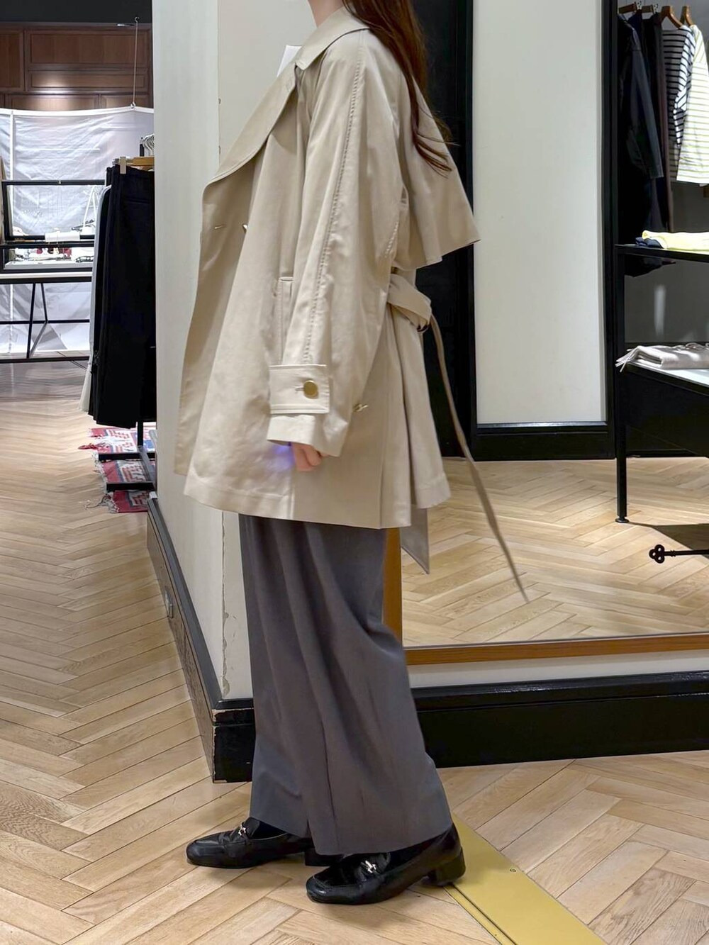 グレー系のスラックス、ブラック系のローファー、ホワイト系のシャツ/ブラウスを着用したレディースの冬コーディネートの4枚目の写真