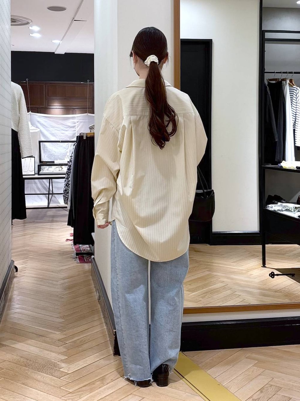 ブラック系のローファー、ブルー系のデニムパンツ、イエロー系のシャツ/ブラウスを着用したレディースの冬コーディネートの5枚目の写真