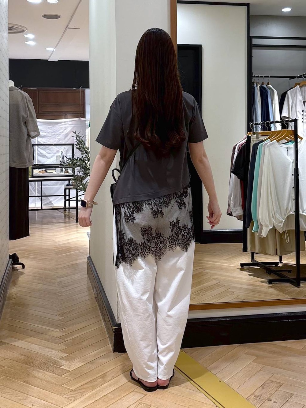 ホワイト系のその他パンツ、ブラック系のショルダーバッグ、グレー系のTシャツ/カットソーを着用したレディースの春コーディネートの4枚目の写真
