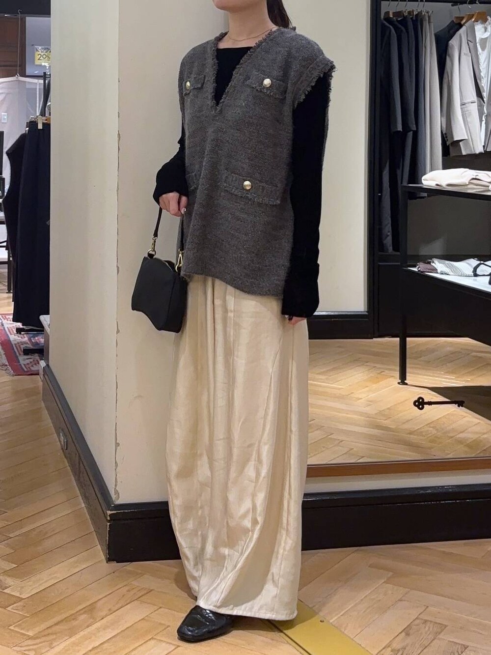 グレー系のベスト、ブラック系のローファー、ブラック系のTシャツ/カットソーを着用したレディースの秋コーディネートの5枚目の写真